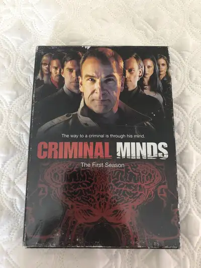 ISeason one of Criminal Minds Season 1 Box dvd set. Disks great. Outer box a bit rough. $6 Poe h tra...