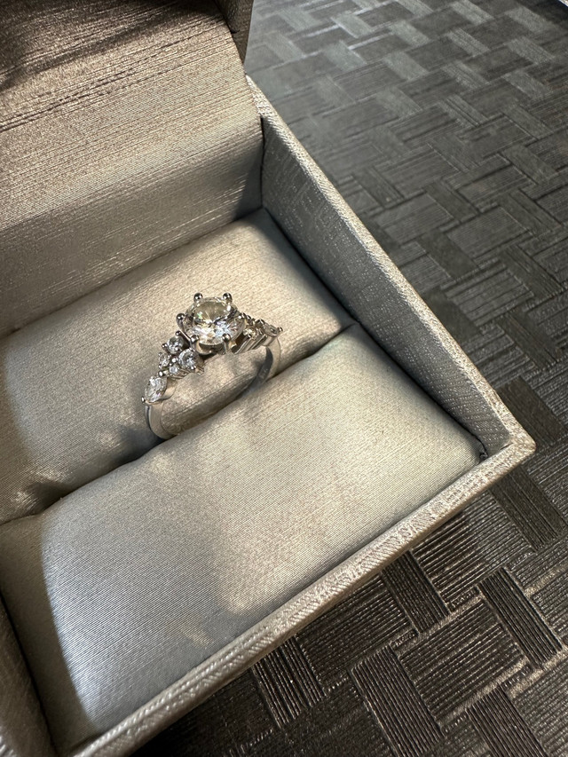 Diamond Engagement ring dans Bijoux et montres  à Ville de Montréal