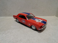 Voiture de collection nostalgique '64 Mustang Montréal Canadiens