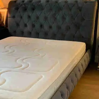 Lit avec matelas Queen/Bed frame Queen mattess, View more