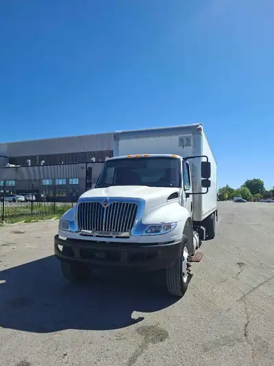 2019 International 4300 4x2 Box Truck Excellent Conditions ,Safety included ,Cummins Engine B6.7, 6...