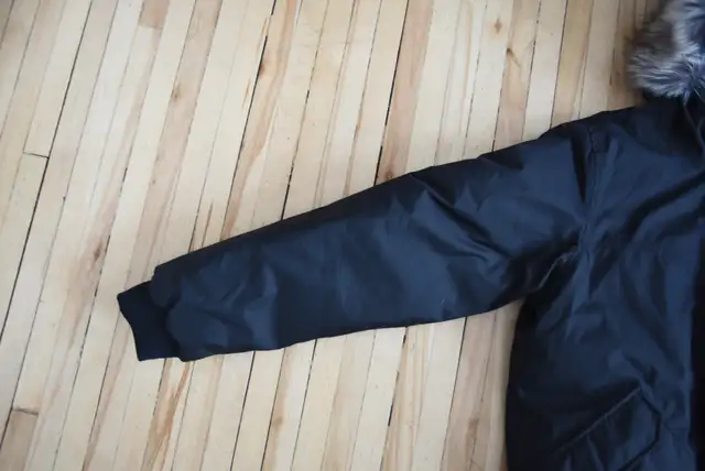 The North Face McMurdo Bomber Down Jacket Youth Boys XL (18/20) in Kids & Youth in Edmonton - Image 4