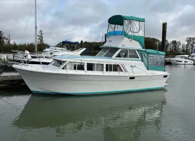 boat type: houseboat propulsion type: power engine hours (total): 705 length overall (LOA): 30 Beaut...