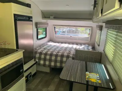 Roulotte 18 pieds entièrement équipée avec lit queen permanent et table de cuisine qui se transforme...