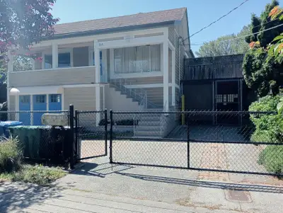 Walking distance for entertainment and shopping. bus stops very close. Ten minutes to float planes a...