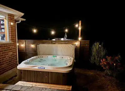 Lovely, spacious 3 bedroom, 3 bathroom bungalow available for short term rentals. Luxurious outdoor...