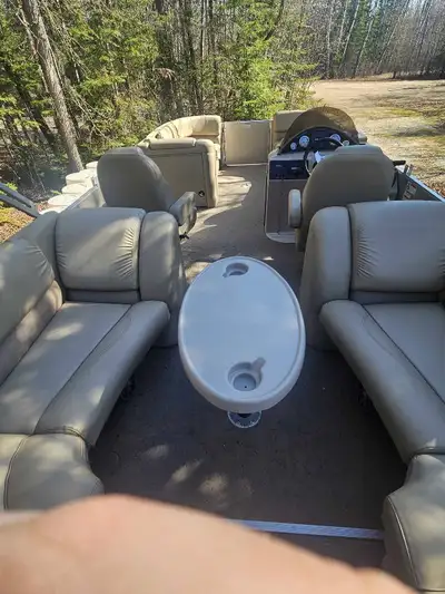 2014 Sylvan 8522 Mirage LZ RE is designed for a comfortable and versatile boating experience, whethe...