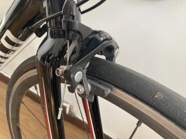 rarely used - Specialized Allez Road Bike - 52cm Frame in Road in City of Toronto - Image 3