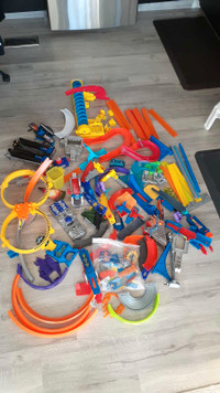 Hot Wheels wall and floor track accessories + 1 working motor.