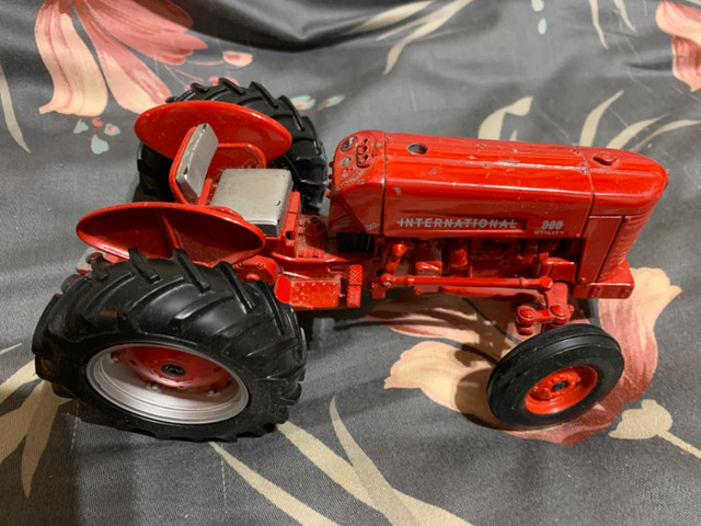 Red International 300 Toy Tractor in Arts & Collectibles in Calgary - Image 2