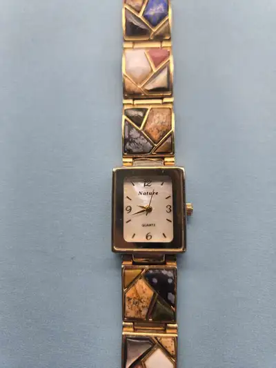 Cette montre à quartz VINTAGE AVEC PILE NEUVE de la marque Nature fin des années 1980 au début des a...