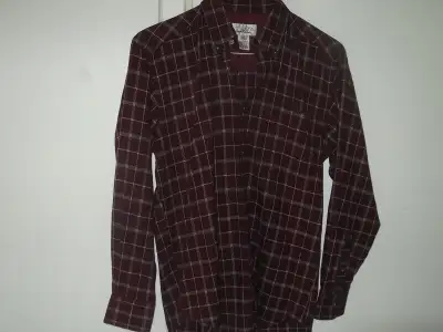 Chemise pour homme Arnold Palmer grandeur small. Semble etre faite plus grande.En tres bonne conditi...