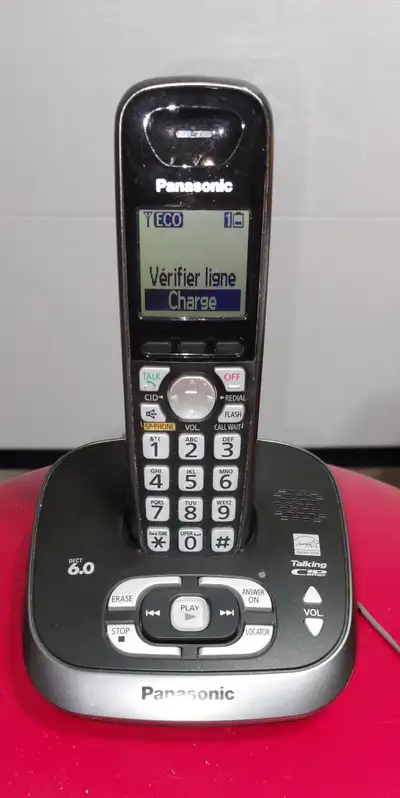 Téléphone sans fil Panasonic, 2 model : 1 Base avec repondeur et autre combiné avec chargeur. Autres...
