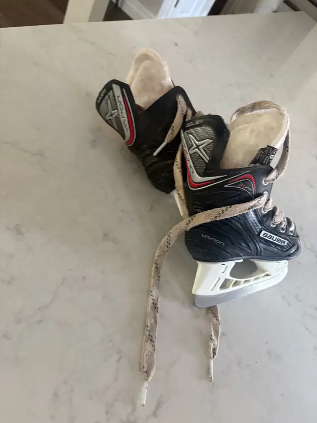 tiny youth size 6 hockey skates  in Skates & Blades in Guelph - Image 3