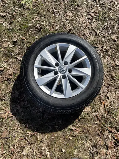 Bonjour , je vends mes pneus d’étés pour mon véhicule Jetta Marque Michelin acheté neufs avec des ma...