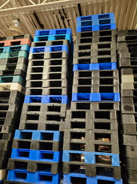 FOR SALE used plastic pallets STORED INDOORS (no wet, no dirty)