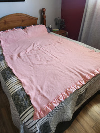 Vintage EATON pink pure Virgin wool blanket (Made in Canada)