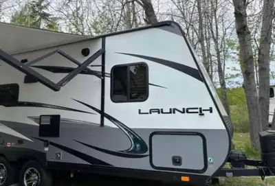 2018 StarCraft Launch Outfitter 21FBS camper One slide-out with foldout couch and full Queen bed in...
