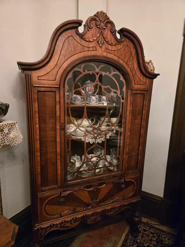 1915 Sideboard and china cabinet in Dining Tables & Sets in Petawawa - Image 10