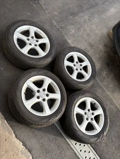 Nissan Maxima 215/55/16