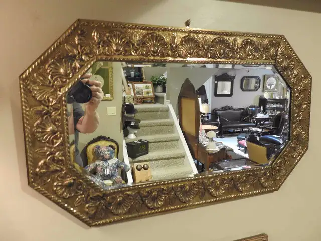 Antique wall mirror hammered brass (Repousee) octagonal in Home Décor & Accents in Hamilton - Image 4