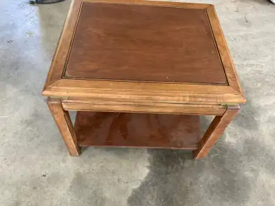 Vieux meuble tv en bois massif deux couleurs. Il est un peu usé sur les côtés. Dimension: 20 x 28 x...