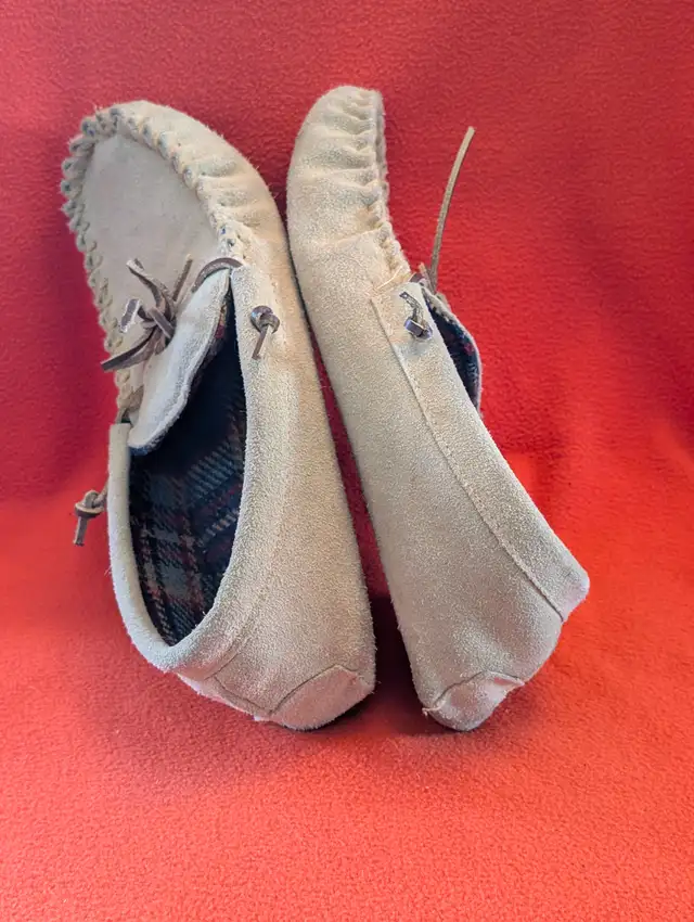 Men's size 8 soft beige moccasin slippers in Men's Shoes in Edmonton - Image 4