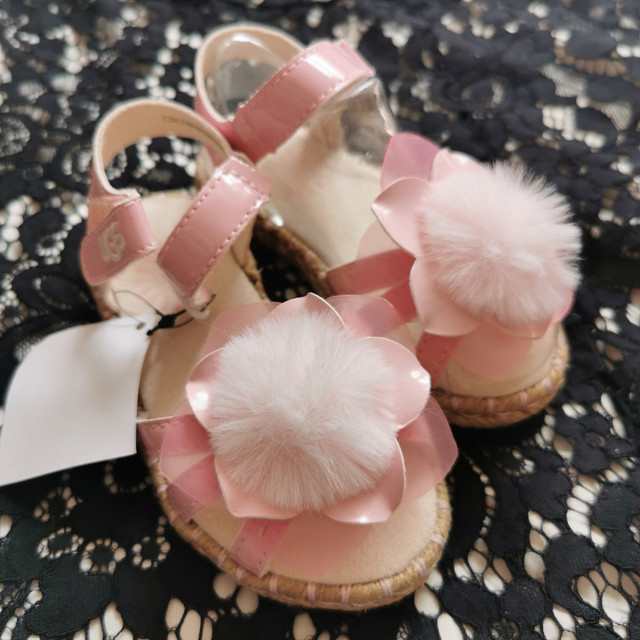 UGG Toddler Soothing  Flower Sandals in Clothing - 18-24 Months in City of Toronto - Image 2