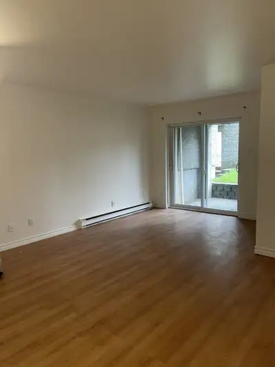 2 chambres à coucher, proche de l'hopital de Pierre-Boucher. Immeuble propre, proche de plusieurs se...