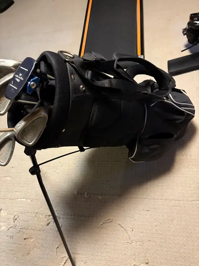 women’s right handed Wilson golf set and bag  in Golf in Guelph - Image 7