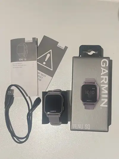 Used but like new - minor scratches on screen Includes: - Smartwatch - Original box - Manuals - Char...