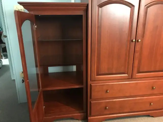 Meuble (commode) 250$ et 2 petits meubles vitrés 125$chaque in Dressers & Wardrobes in Sherbrooke - Image 6