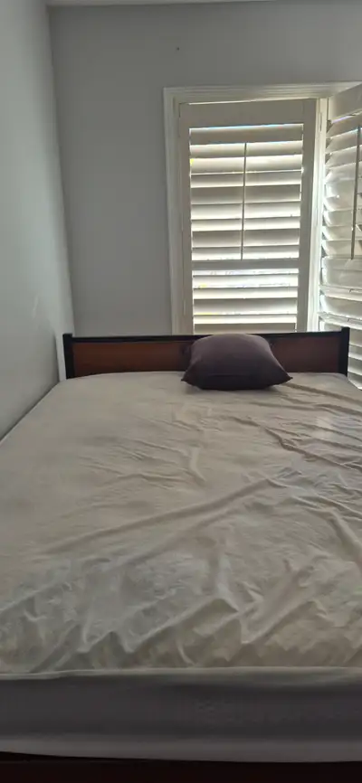 Room for rent, 5 minutes walk from York university and the subway.