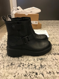 UGG boots black leather  size 7/38