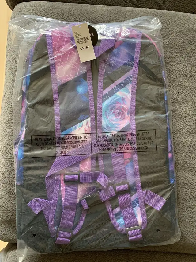 Backpack in Women's - Bags & Wallets in Barrie - Image 4