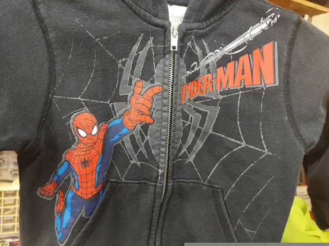 Spiderman zip up hoodieVG shapeKids Size 2-3$8 in Clothing - 3T in Calgary - Image 3