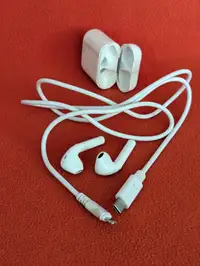 Apple airpods with charging case and lightning-to-micro 3ft cord