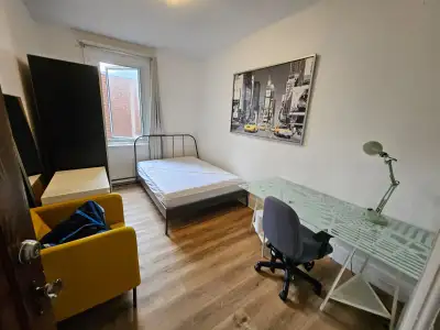 English follows Chambre dans une collocation de 3 personnes au croisement de l'avenue Van Horne et d...