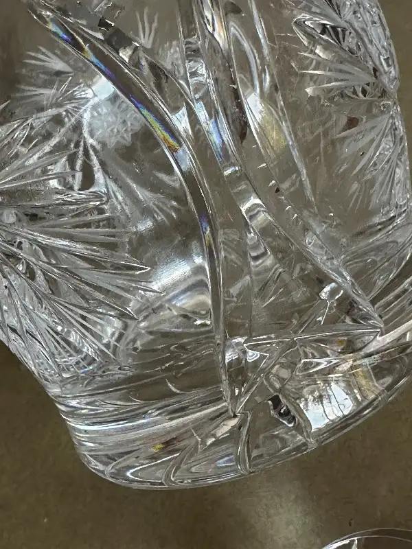 Elegant Vintage Cut Crystal Decanter - Pinwheel Star Pattern in Kitchen & Dining Wares in City of Montréal - Image 7