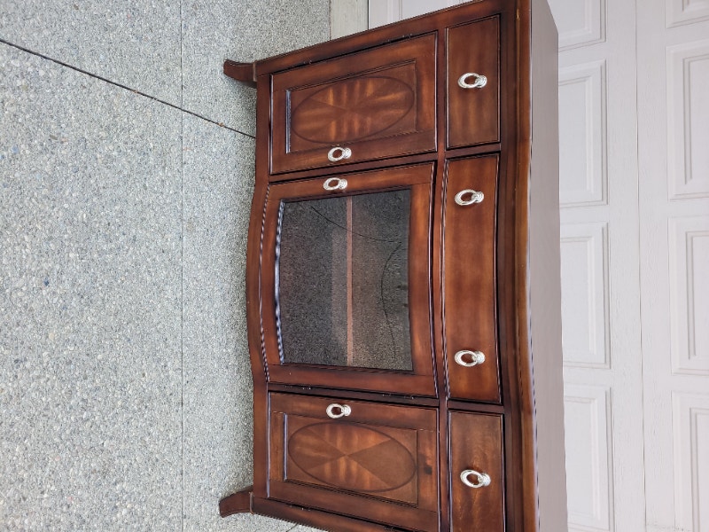 PRISTINE STUNNING SHOWSTOPPER SIDEBOARD/CREDENZA/BUFFET Dressers