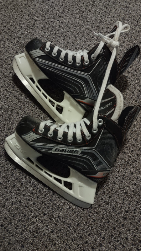 Kids skates size 3 in Skates & Blades in Ottawa