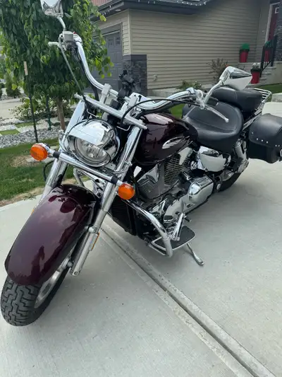 comes with a slip on cobra exhaust, windscreen, passenger back rest, motorcycle cover always stored...