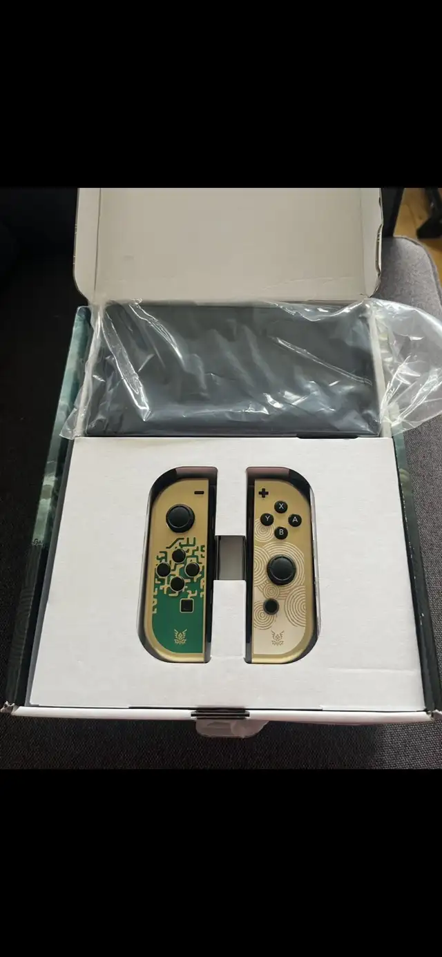 Nintindo Switch OLED Zelda édition + pro controller in Nintendo Switch in City of Montréal - Image 3