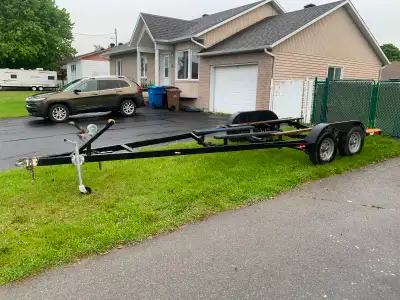 Trailer a bateau 2 essieux Longueur totale 22 pieds Parfait pour bateau de 19 pieds et moins 2 essie...