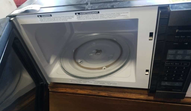 Panasonic - Mid-Size 1200W Inverter Microwave Oven in Microwaves & Cookers in Burnaby/New Westminster - Image 2