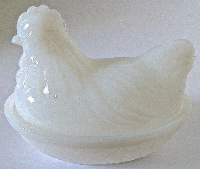 Vintage. Collection. Petite poule en milk glass dans Art et objets de collection  à Lévis - Image 3