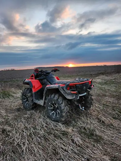 2018 xmr 850cc canam outlander, 3500 km , have aftermarket exhaust for it , led lighting all around,...