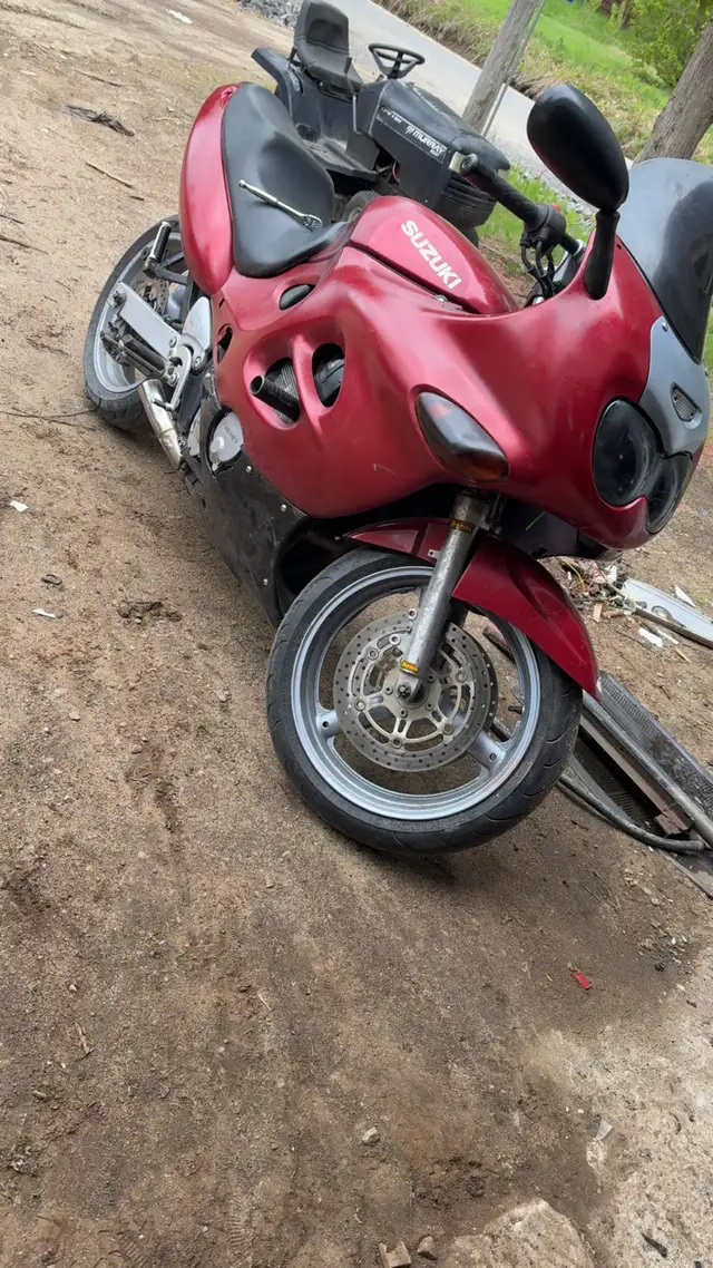 Suzuki katana 750 in Sport Touring in Laurentides - Image 2