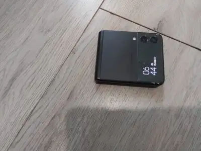 Samsung Galaxy Z Flip 3 – Needs Screen Replacement, View more