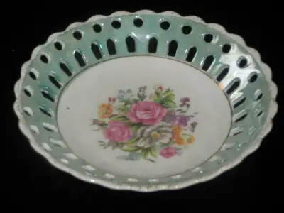 Plat vintage en porcelaine lustrée, View more